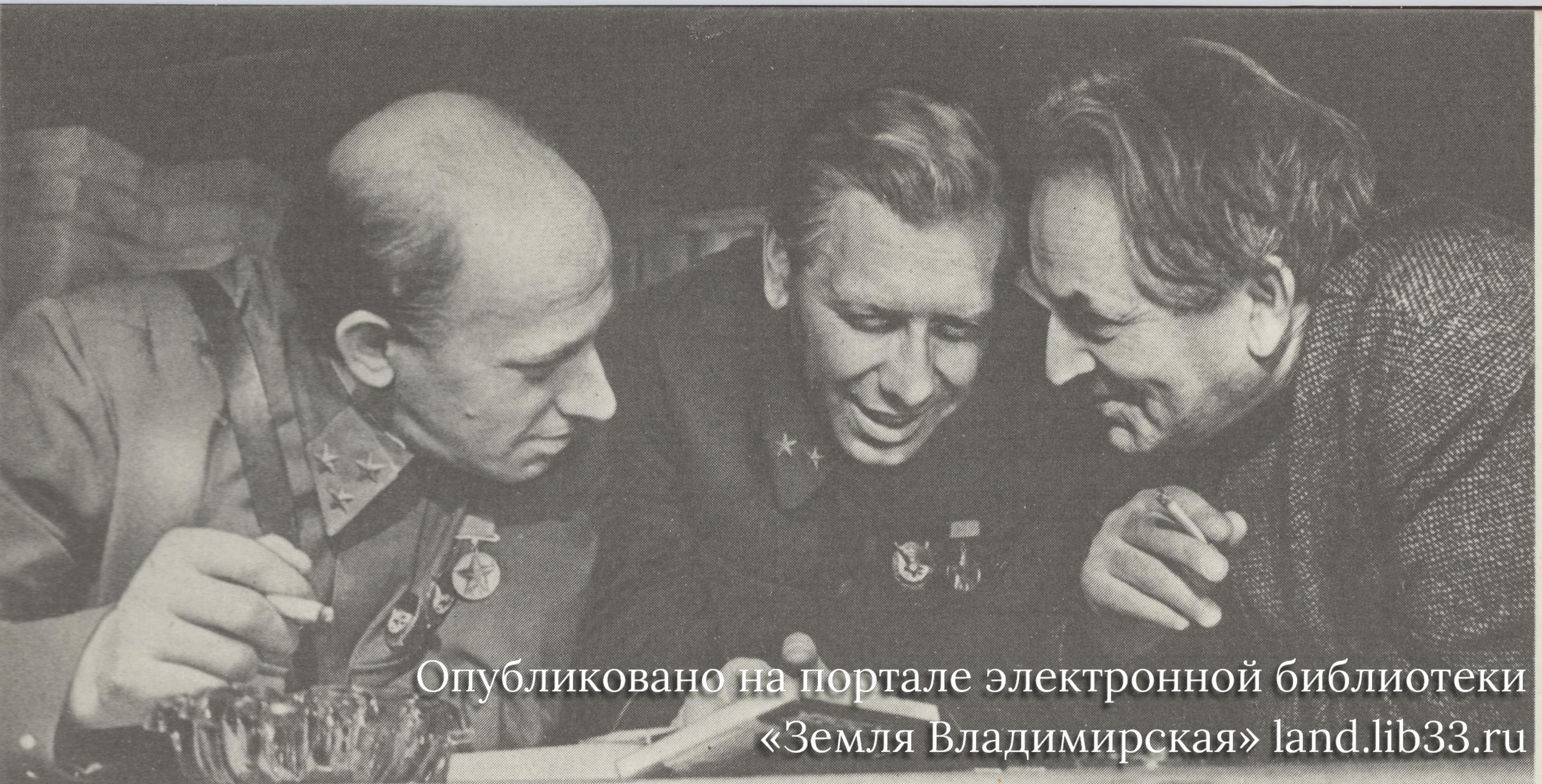 Евгений Евстигнеев, Анатолий Папанов и Алексадр Столпер на съемочной площадке // Четыре музы Анатолия Папанова. – М., 1994. – С. 14.