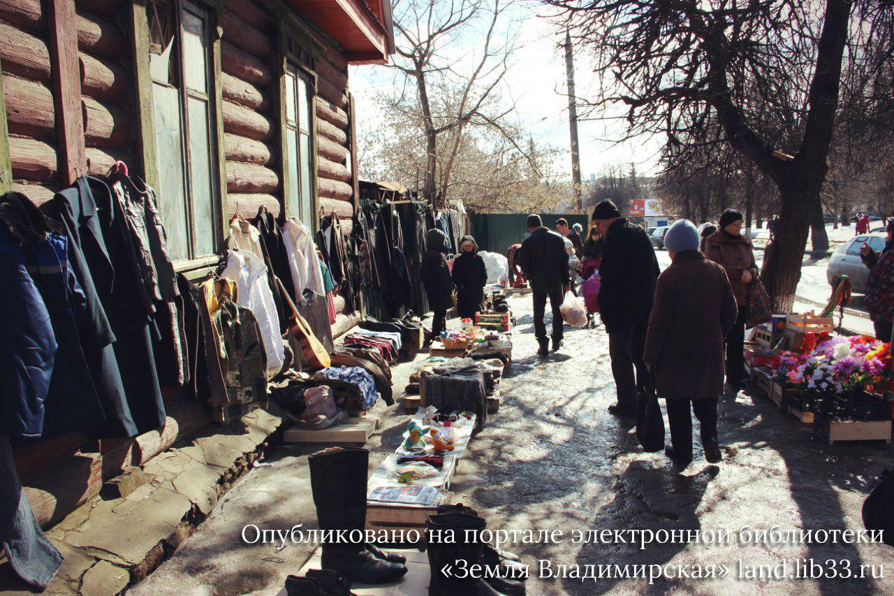 У Колхозного рынка. 2016 г.